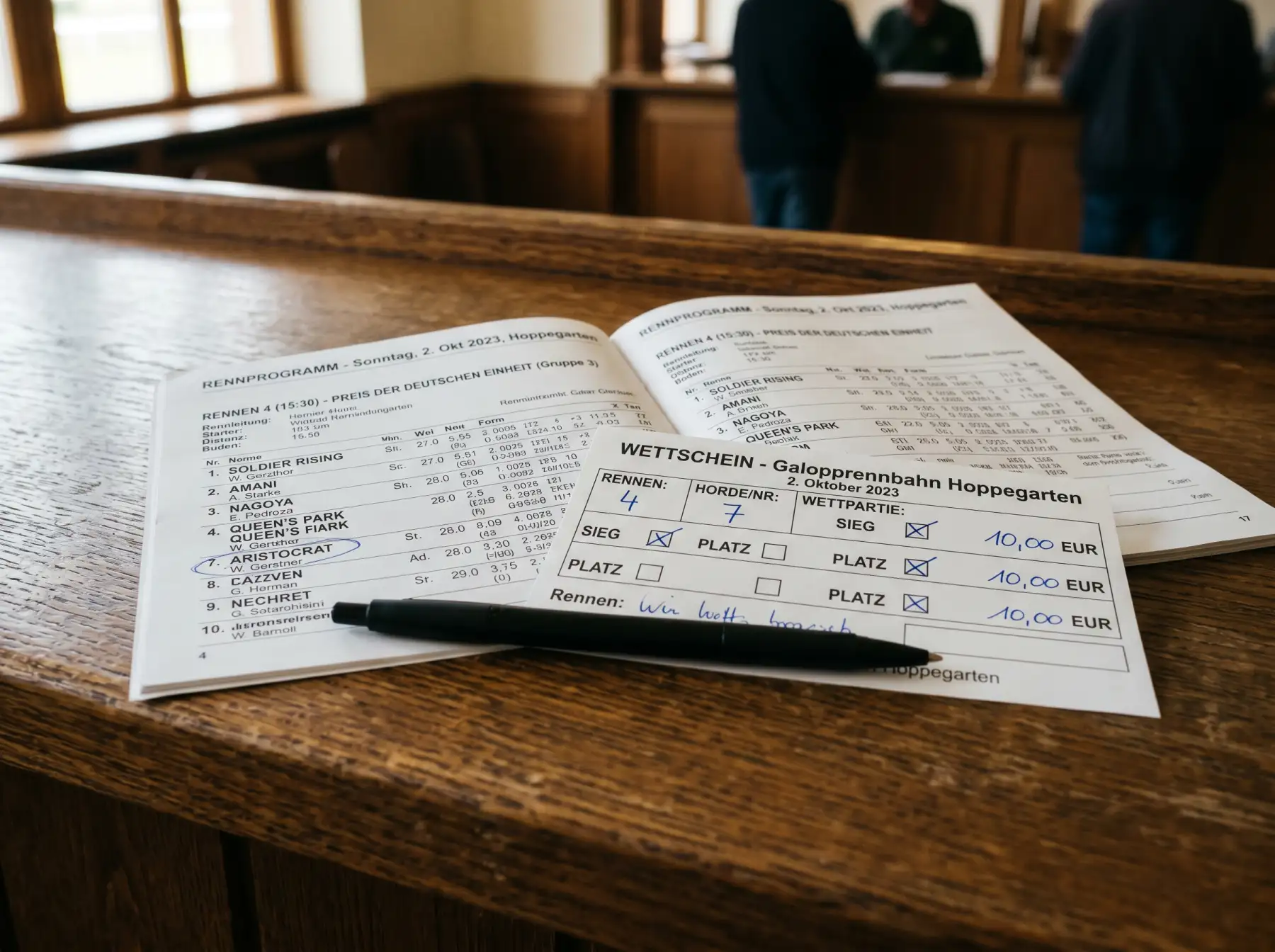 Ausgefüllter Wettschein und Rennprogramm für Pferdewetten auf Holztresen
